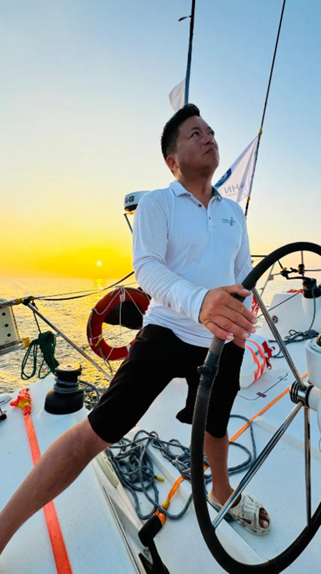 海南海帆队在场上奋力拼搏，为胜利努力